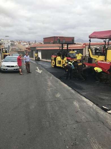 Trabajos de asfaltado de calles en Playa del Hombre que comenzaron el pasado lunes 